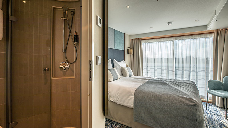 Baderom og dobbeltseng p� standardlugar.