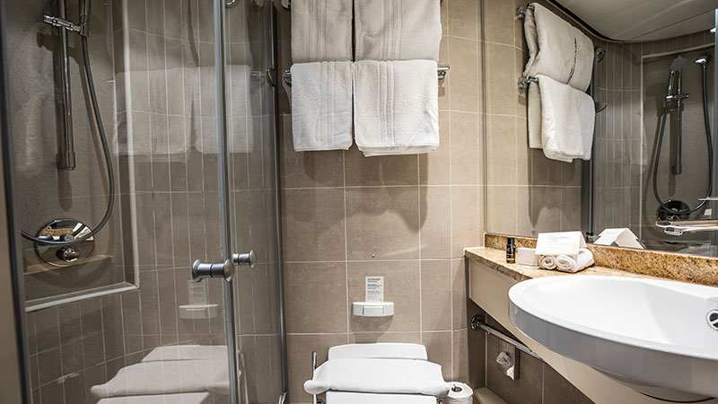 Baderom med dusj, toalett og vask p� MS Viva Tiara. 