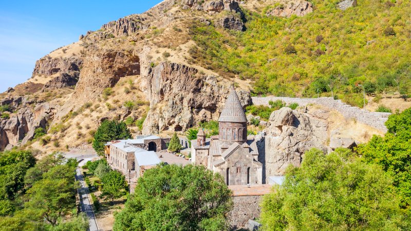 Geghard-klosteret i fjellsiden