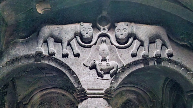 Figurer p� veggen inni Geghard-klosteret