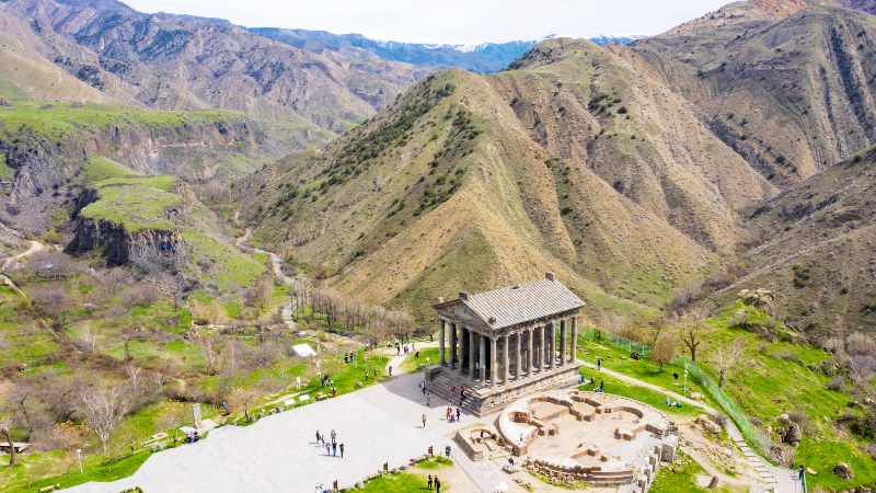 Tempel st�r mellom fjellsidene