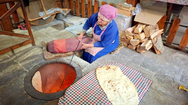 En kvinne lager tradisjonelt lavash-br�d
