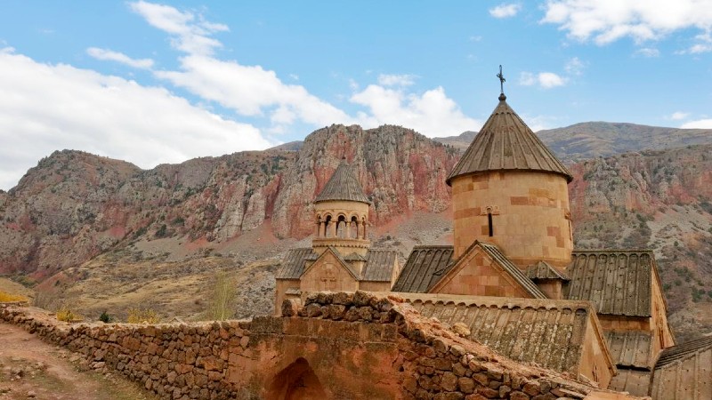 Noravank-klosteret med gjellside i bakgrunnen