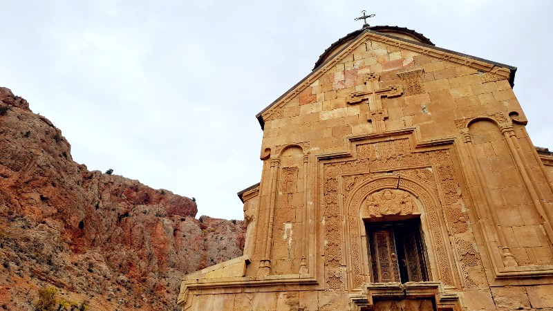 Detalj p� en av veggen til Noravank-klosteret