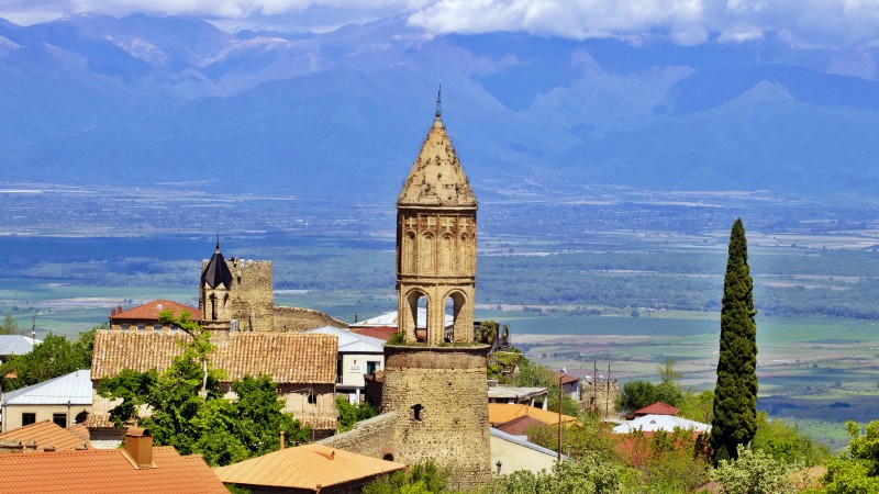 Kirket�rn me Kaukaus-fjellene i bakgrunnen