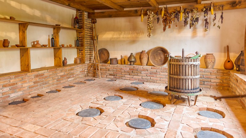 Vinproduksjon med Qveri-krukker