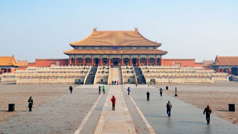 Mennesker som g�r over plassen i den Forbudte by