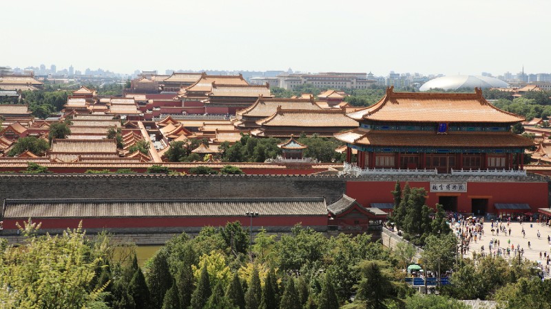 hustak, mur og bygninger  med mennesker og gr�nne tr�r 