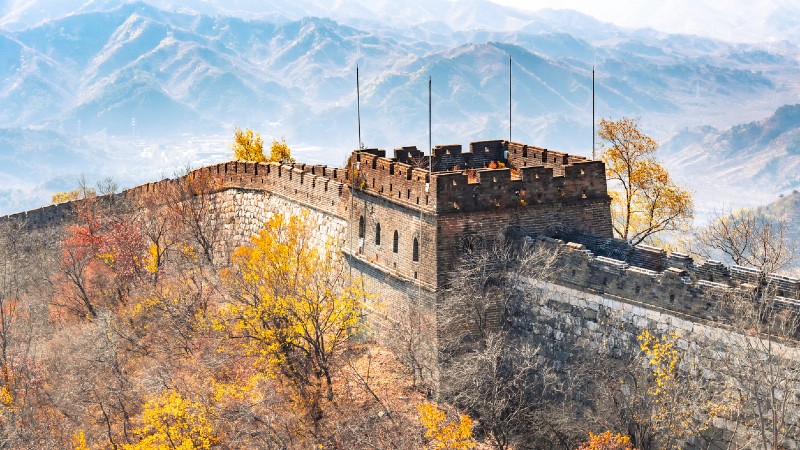 muren  som slynger seg igjennom landskapet  i gule h�stfarger