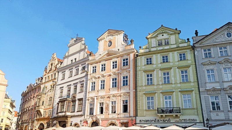 Pastellfargede hu p� markedsplassen