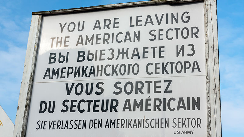 Checkpoint Charlie - gammelt skilt