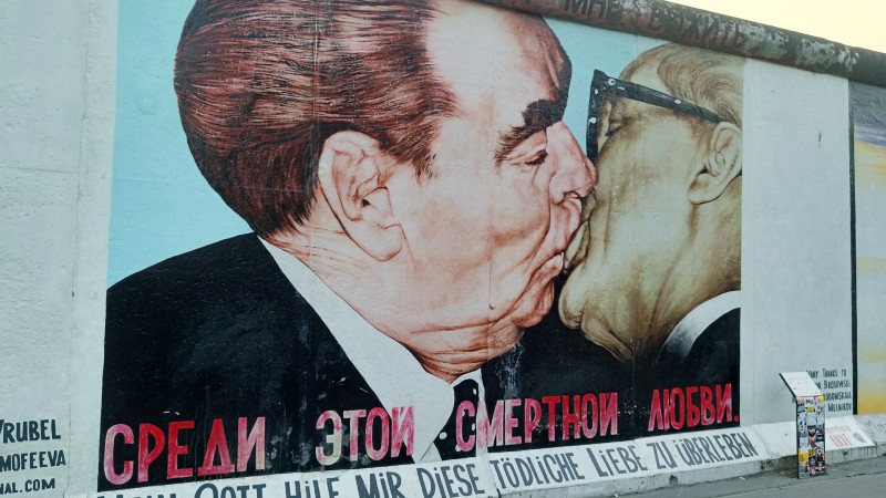 Gatekunst p� gammel del av Berlinmuren