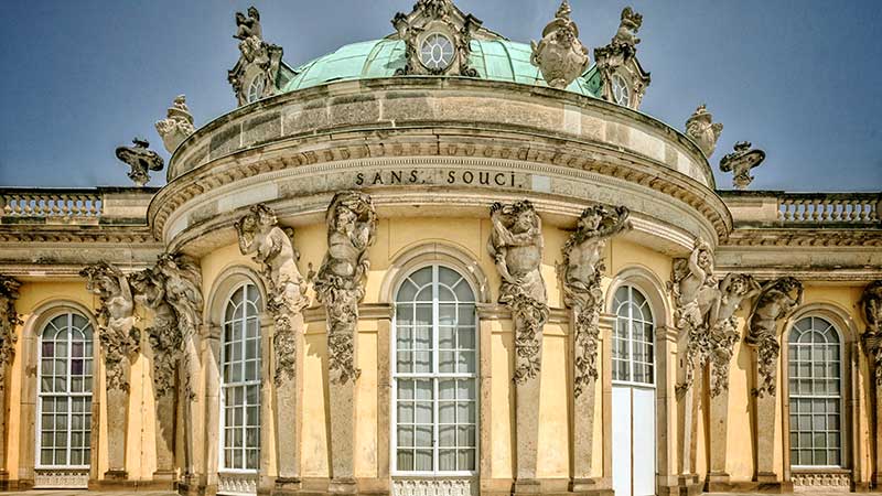 Det vakre lysegule Sanssouci-slottet i Potsdam
