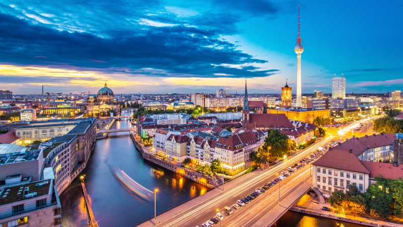 Berlin skyline om kvelden, med elven spree