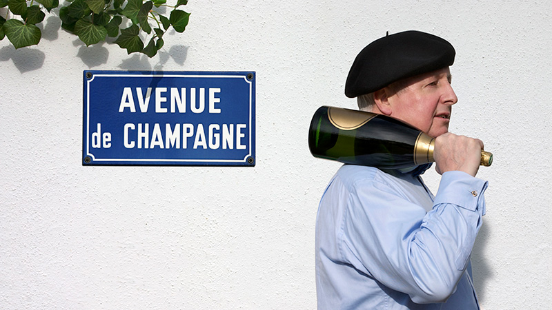 Mann b�rer champagneflaske