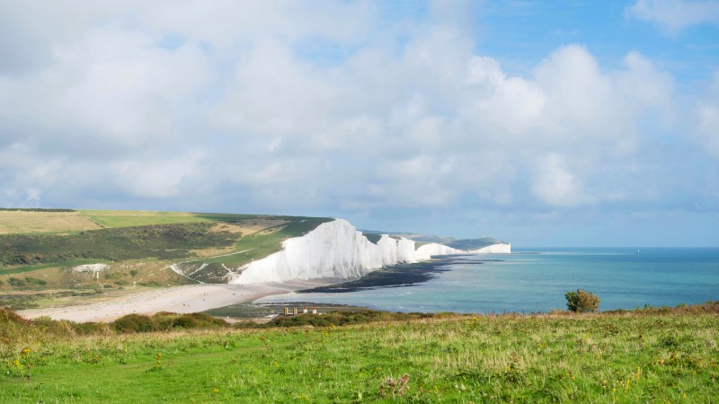 De hvite klippene og havet ved Seven Sisters|