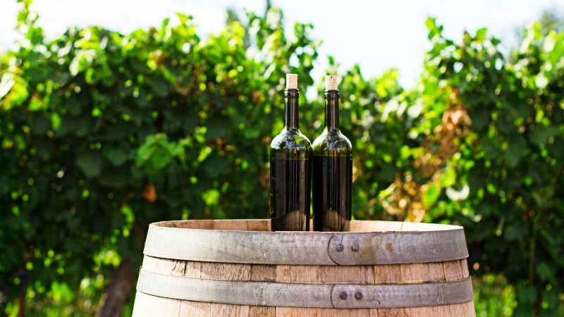 To vinflasker p� en t�nne