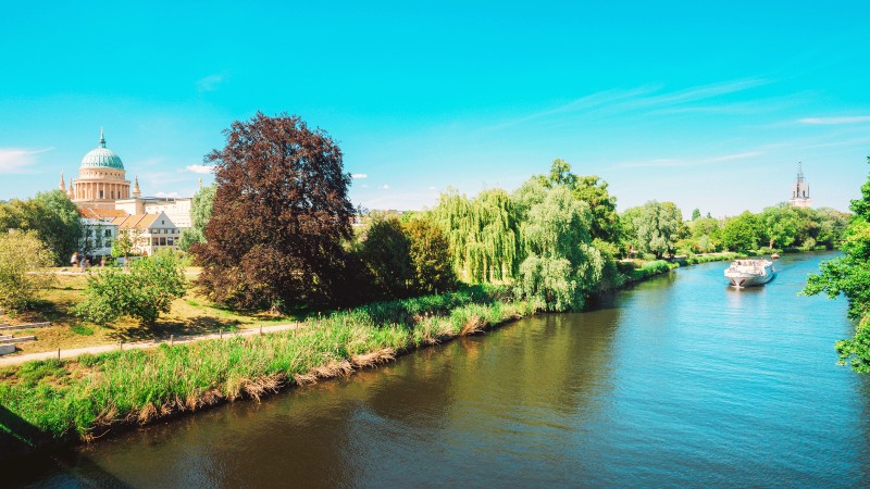 Elv i en park med gr�nne tr�r i Potsdam