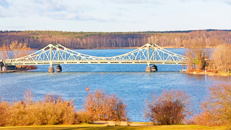 Bro over elv p� h�sten