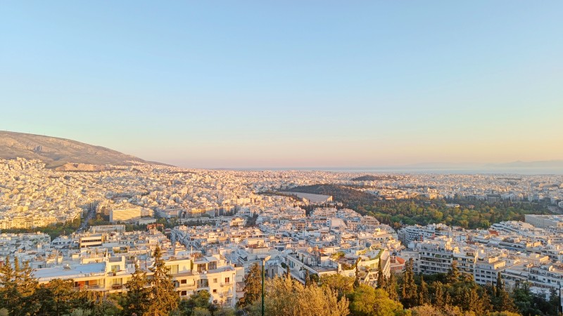 Utsikt over Athen og havet i skumringen