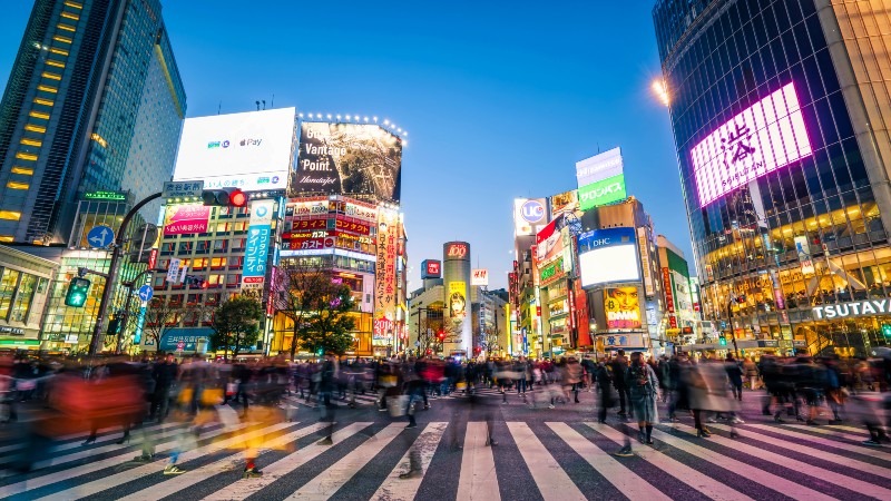 Neonlys og mennesker i Tokyo
