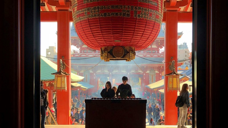 To personer ber ved Sensoji tempel