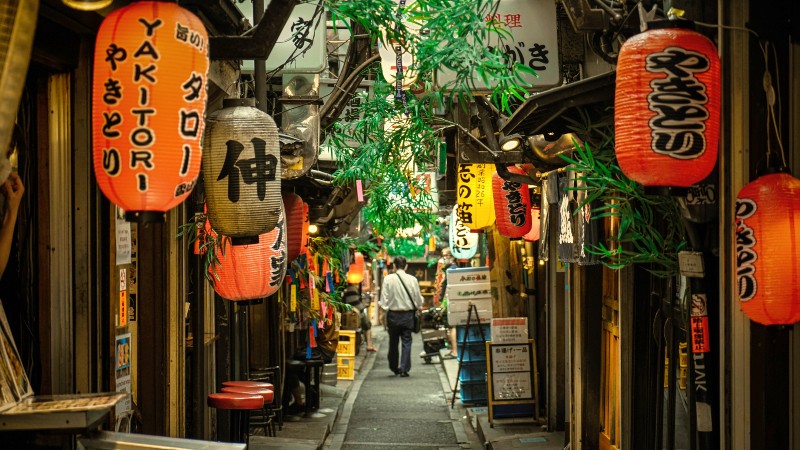 Liten fredelig sidegate i Tokyo