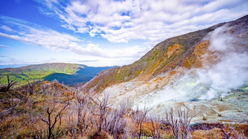 Damp stiger opp fra bakken i Owakudani-dalen