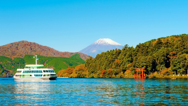 B�t p� Ashi-sj�en med Mt fuji i bakgrunnen