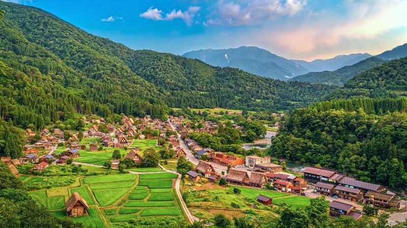 Landsbyen Shirakawago med gr�nne fjellsider rundt