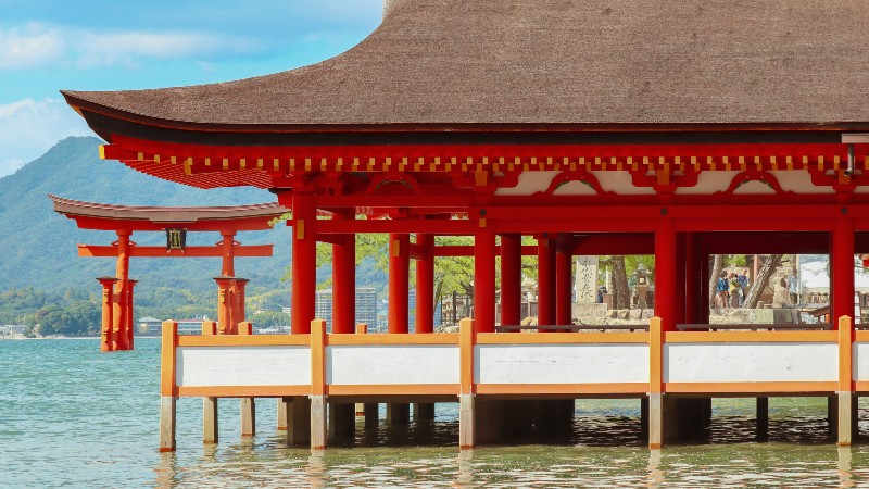 R�d tempelbygning st�r p� p�ler i vannet