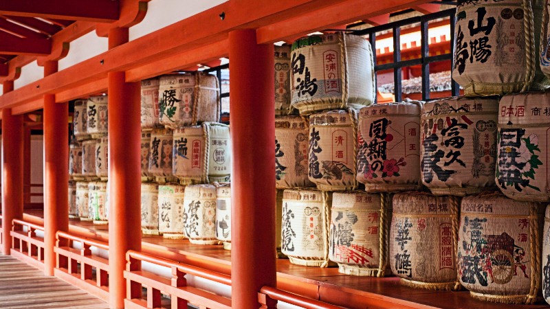 Sake-t�nner st�r langs veggene