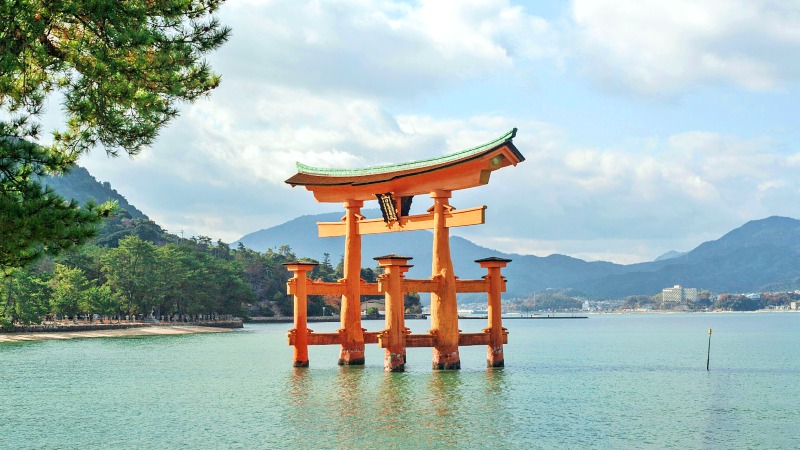 En r�d torii-port st�r ute i vannet