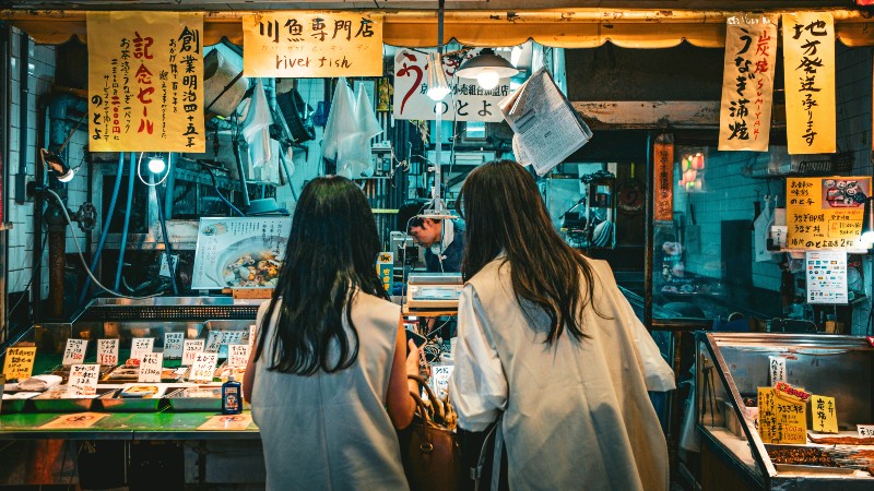 To jenter ved en matbod