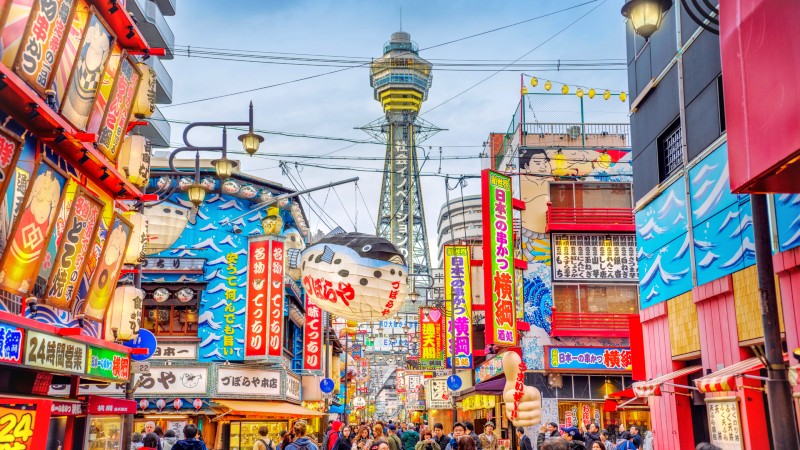 Farger og neonlys i en gate i Osaka