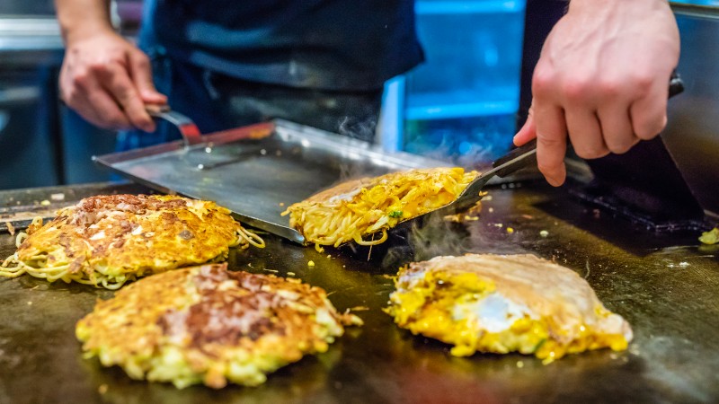 Okonomiyaki stekes p� en varmeplate