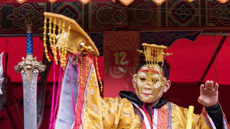 en maskert mann som jobber med akrobatikk