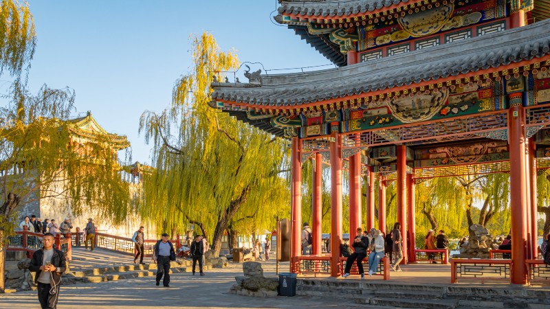 bygninger, palass, bru, vann og mennesker 