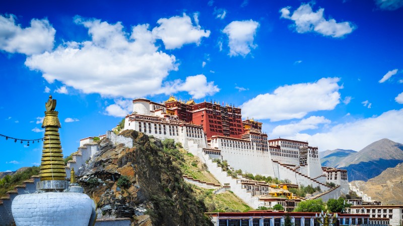 vakre bygninger, gr�nne �ser og palass