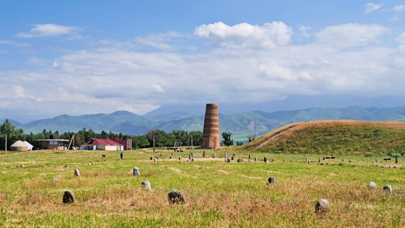 Burana Tower med gravst�tter i forgrunnen og fjellene bak