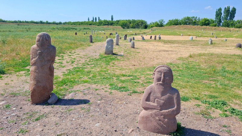 Gravst�tter (balbaler) ved Burana Tower