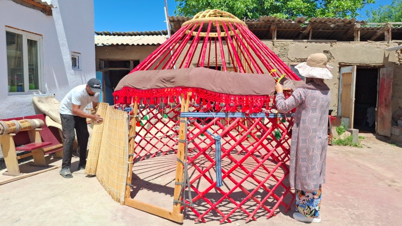 To lokale setter opp en yurt