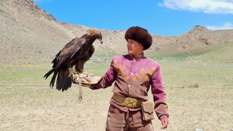 En �rnejeger holder opp �rnen sin