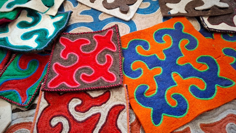 Fargerike tradisjonelle filtprodukter