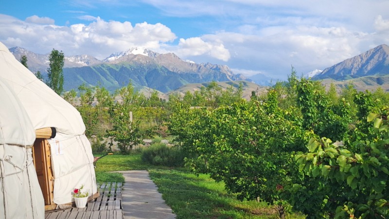 Yurtleir med fjellkjede i bakgrunnen