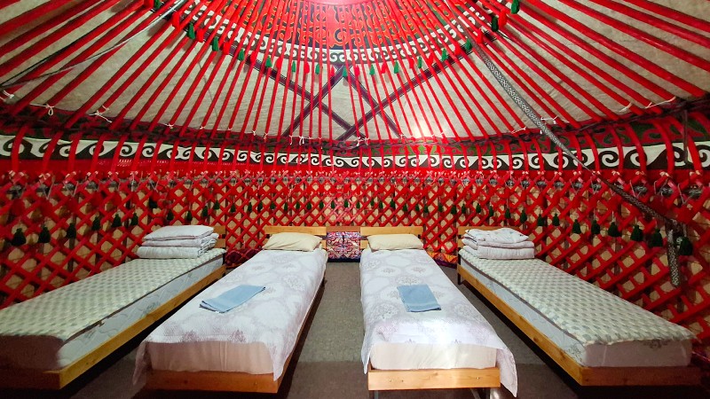 4 senger inni en yurt