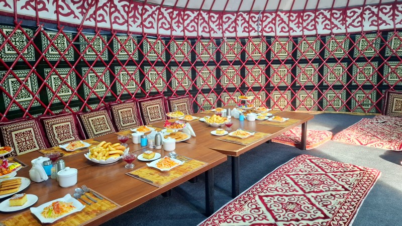 Mat dekket p� bordet inni en felles yurt