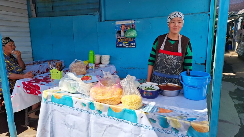 Lokal kvinne p� markedet i Karakol