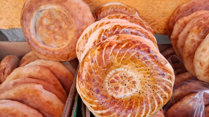 Tradisjonelle runde br�d p� et lokalt marked