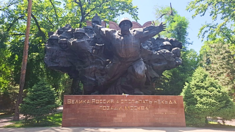 Stor statue i 28 Panfilov Guardsmen Park 